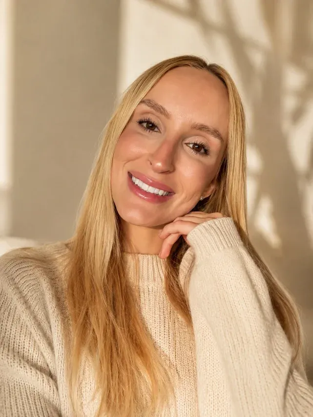 Daniela Novelino, psicóloga infantil, sorrindo em retrato com luz natural
